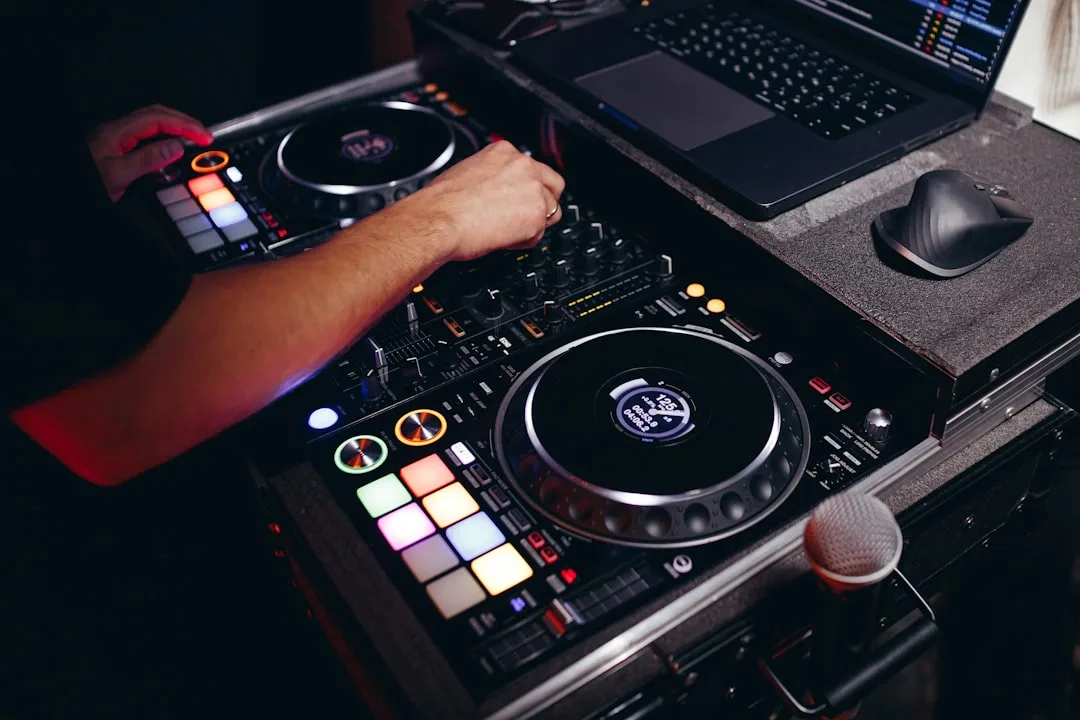 كيف تصبح DJ محترفًا: نصائح سريعة للتحول من المبتدئ إلى الاحتراف